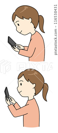 一位年輕女性以正確姿勢和駝背（垂直）看智慧型手機的對比圖 116538431
