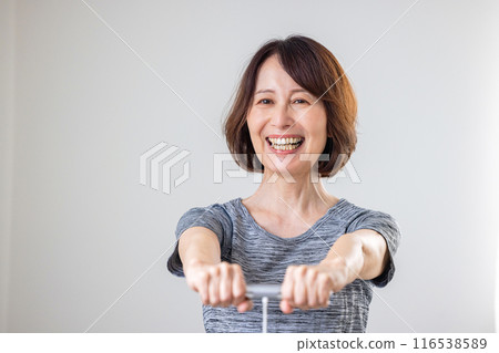 使用身體組成監測儀的高級女性 使用身體組成監測儀的高級女性 116538589