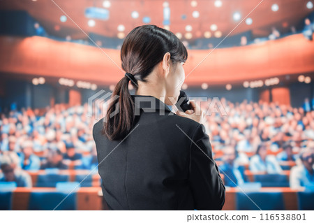 一位女士在人群面前對著麥克風講話 一位女士在人群面前對著麥克風講話 116538801