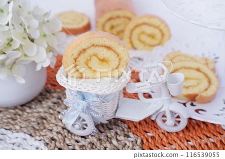cake with delicious pineapple jam as a background 116539055