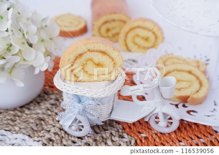 cake with delicious pineapple jam as a background 116539056