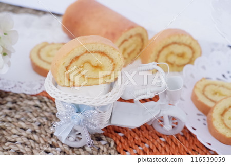 cake with delicious pineapple jam as a background 116539059