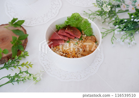 fried noodles with sliced meat and vegetables in a cup fried noodles with sliced meat and vegetables in a cup 116539510