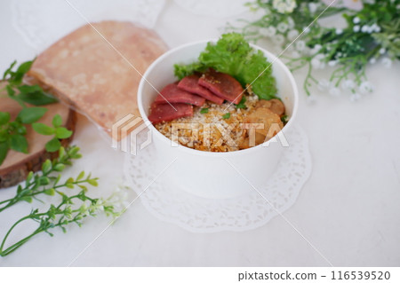 fried noodles with sliced meat and vegetables in a cup 116539520