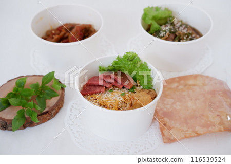 fried noodles with sliced meat and vegetables in a cup 116539524