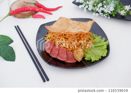 fried noodle crackers with sliced meat and vegetables 116539639