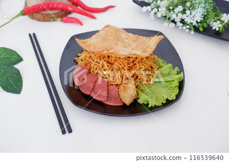 fried noodle crackers with sliced meat and vegetables 116539640