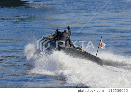 船在浪花飛濺中行駛,海上巡邏船 船在浪花飛濺中行駛,海上巡邏船 116539653