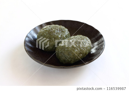 艾蒿 ohagi 裝在黑色盤子裡 艾蒿 ohagi 裝在黑色盤子裡 116539987
