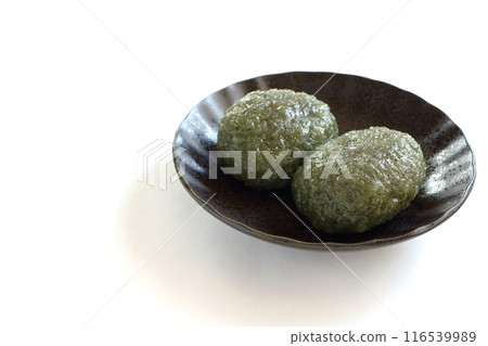 艾蒿 ohagi 裝在黑色盤子裡 艾蒿 ohagi 裝在黑色盤子裡 116539989