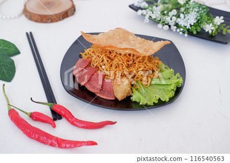 fried noodle crackers with sliced meat and vegetables fried noodle crackers with sliced meat and vegetables 116540563