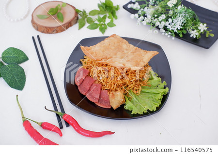 fried noodle crackers with sliced meat and vegetables 116540575