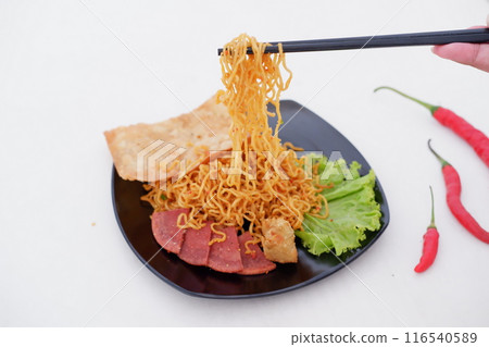 fried noodle crackers with sliced meat and vegetables 116540589