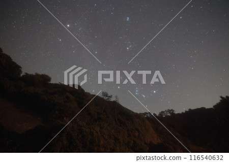 獵戶座閃耀的冬季星座和山地自然風光 獵戶座閃耀的冬季星座和山地自然風光 116540632