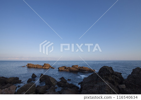 日本海岸線的壯麗景色、藍天和廣闊的地平線 116540634