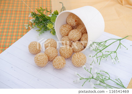 round cake filled with green beans as a background 116541469