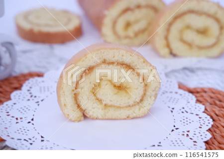 cake with delicious pineapple jam as a background 116541575