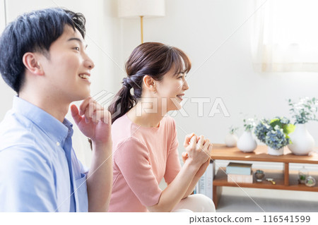 A couple talking profile 116541599