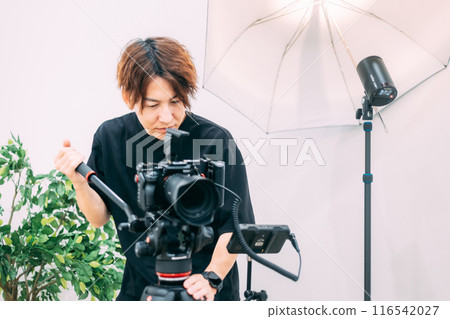 創作者在工作室拍攝視頻 創作者在工作室拍攝視頻 116542027