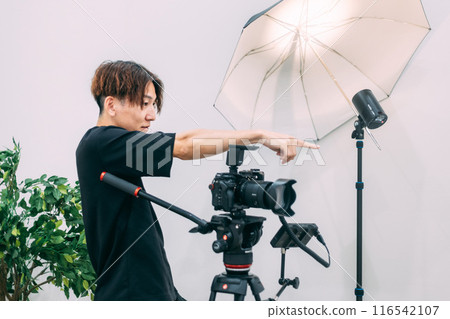Creators shooting videos in the studio 116542107