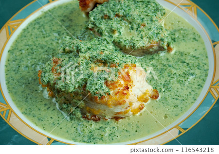 Merluza en salsa verde 116543218