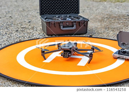 Drone and landing pad Drone and landing pad 116543258