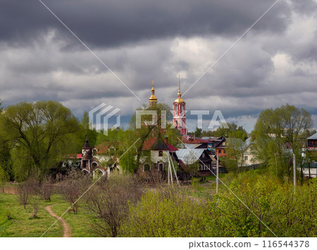 Amazing view of the church and coastal wooden houses in Suzdal 116544378