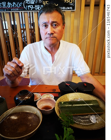 一名男子在越前吃完生魚片套餐 一名男子在越前吃完生魚片套餐 116546743