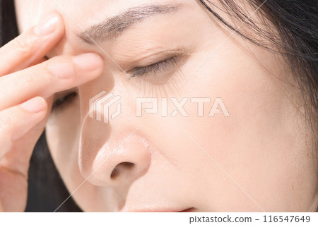 中年婦女一臉疲憊的表情 中年婦女一臉疲憊的表情 116547649