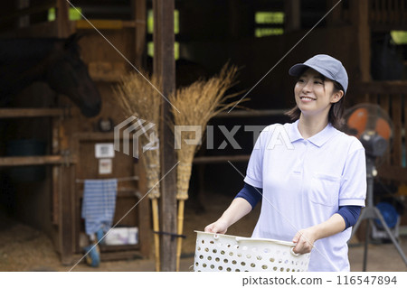 照顧一匹馬的女人 116547894