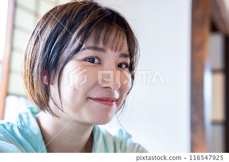 一位女士在日式房間放鬆 116547925