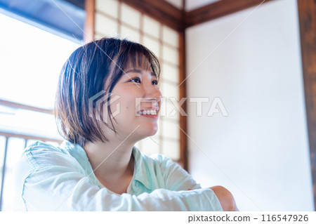 一位女士在日式房間放鬆 116547926