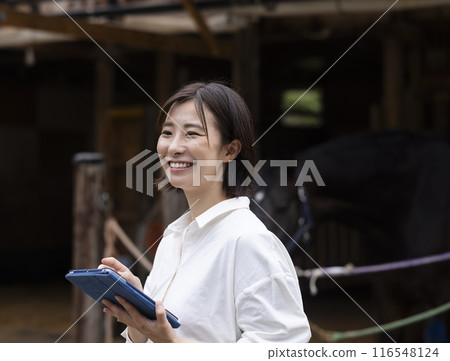 與馬互動的女人 116548124