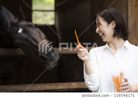 一個女人給馬胡蘿蔔 116548171