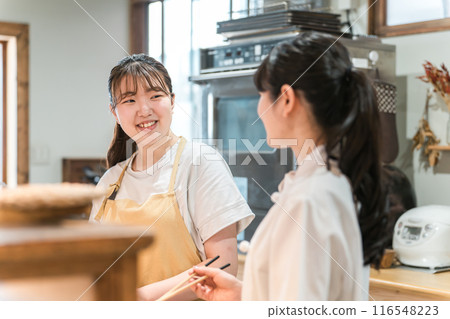 Young Asian women (students, university students, high school students) working part-time at cafes and restaurants Young Asian women (students, university students, high school students) working part-time at cafes and restaurants 116548223