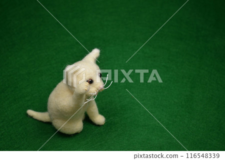 White Lucky Cat G 116548339