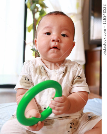 嬰兒坐著玩耍 116548528