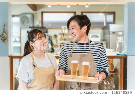 居酒屋、餐廳、咖啡廳工作人員提供一杯生啤酒 居酒屋、餐廳、咖啡廳工作人員提供一杯生啤酒 116548529