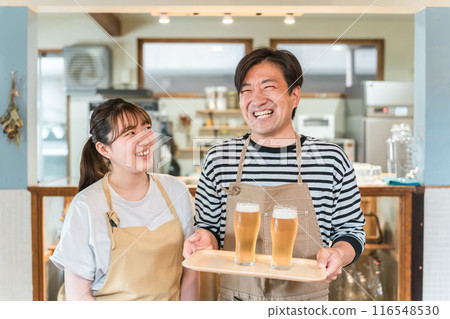 居酒屋、餐廳、咖啡廳工作人員提供一杯生啤酒 116548530