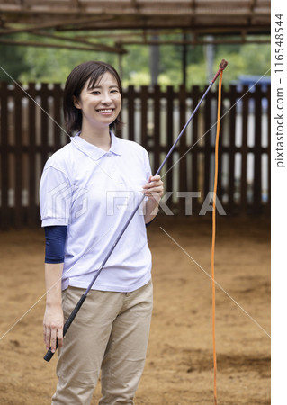 照顧一匹馬的女人 116548544