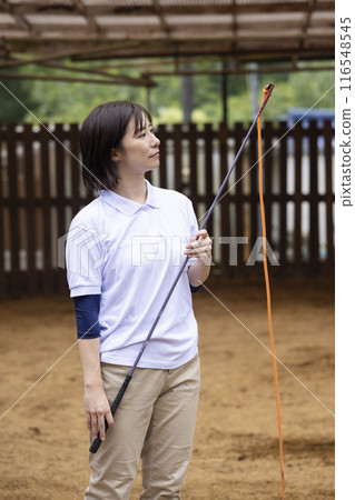 照顧一匹馬的女人 116548545