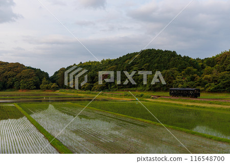穿越鄉村的平成築豐鐵道400型“黑銀” 116548700