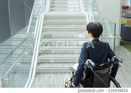 一名坐在輪椅上的婦女在樓梯上有困難 116548810