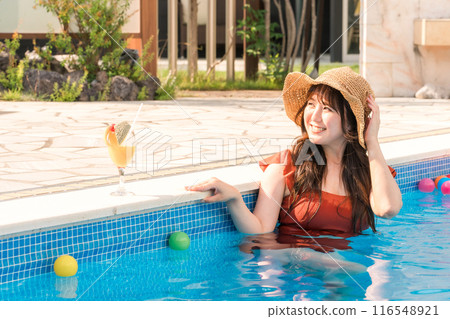 年輕的亞洲女性度假、出國旅行和休閒時在泳池玩耍 116548921