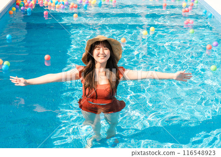 年輕的亞洲女性在度假村度假時在泳池玩耍 116548923