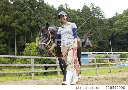 照顧一匹馬的女人 照顧一匹馬的女人 116549008
