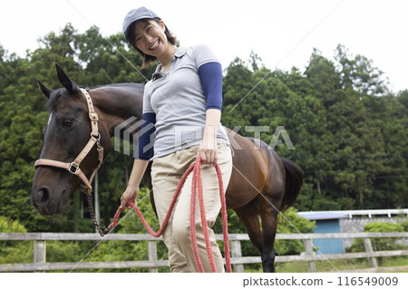 照顧一匹馬的女人 116549009