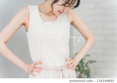 關心腰部的苗條亞洲女性（飲食/減肥形象） 116549685