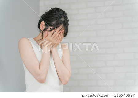 患有壓力、飲食失調、抑鬱、絕望的婦女 患有壓力、飲食失調、抑鬱、絕望的婦女 116549687