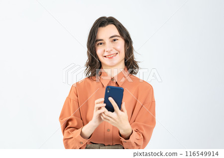 使用智慧型手機的白人婦女 116549914